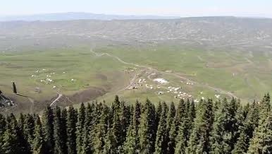 新疆伊犁喀拉峻草原山顶上航拍视频的预览图